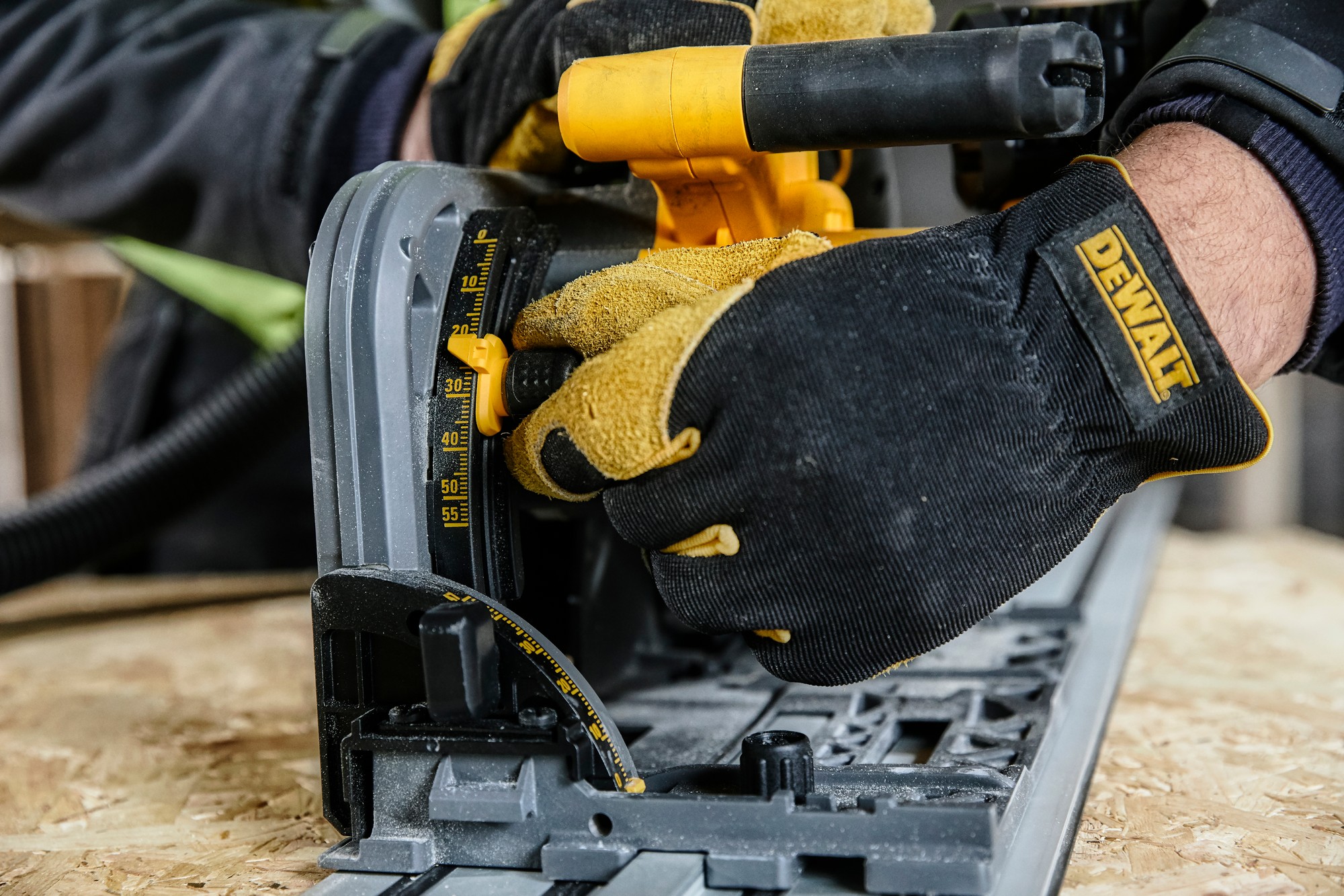 Pila kotoučová AKU DeWALT DCS520NT DeWALT